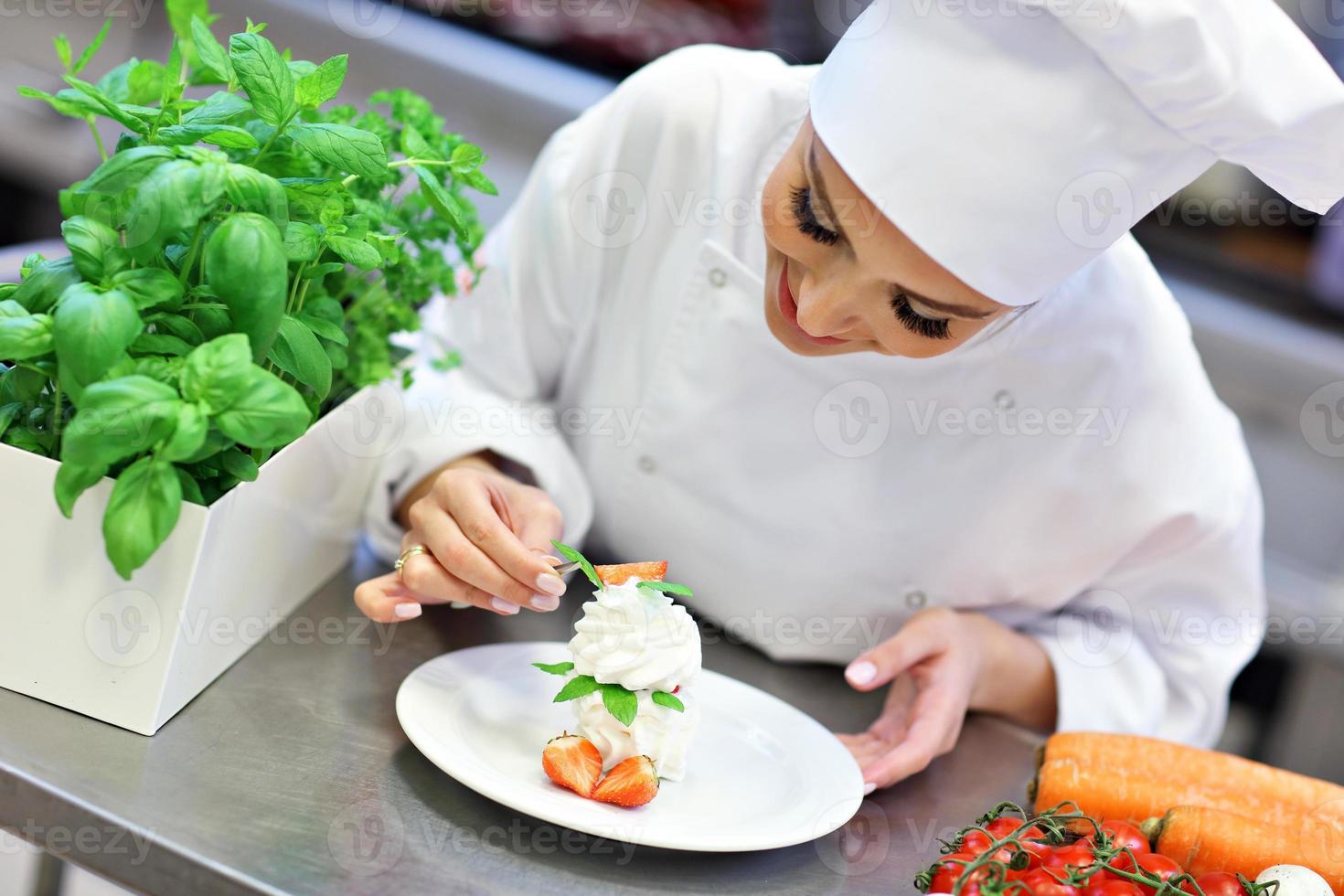 chef ocupado en el trabajo en la cocina del restaurante foto