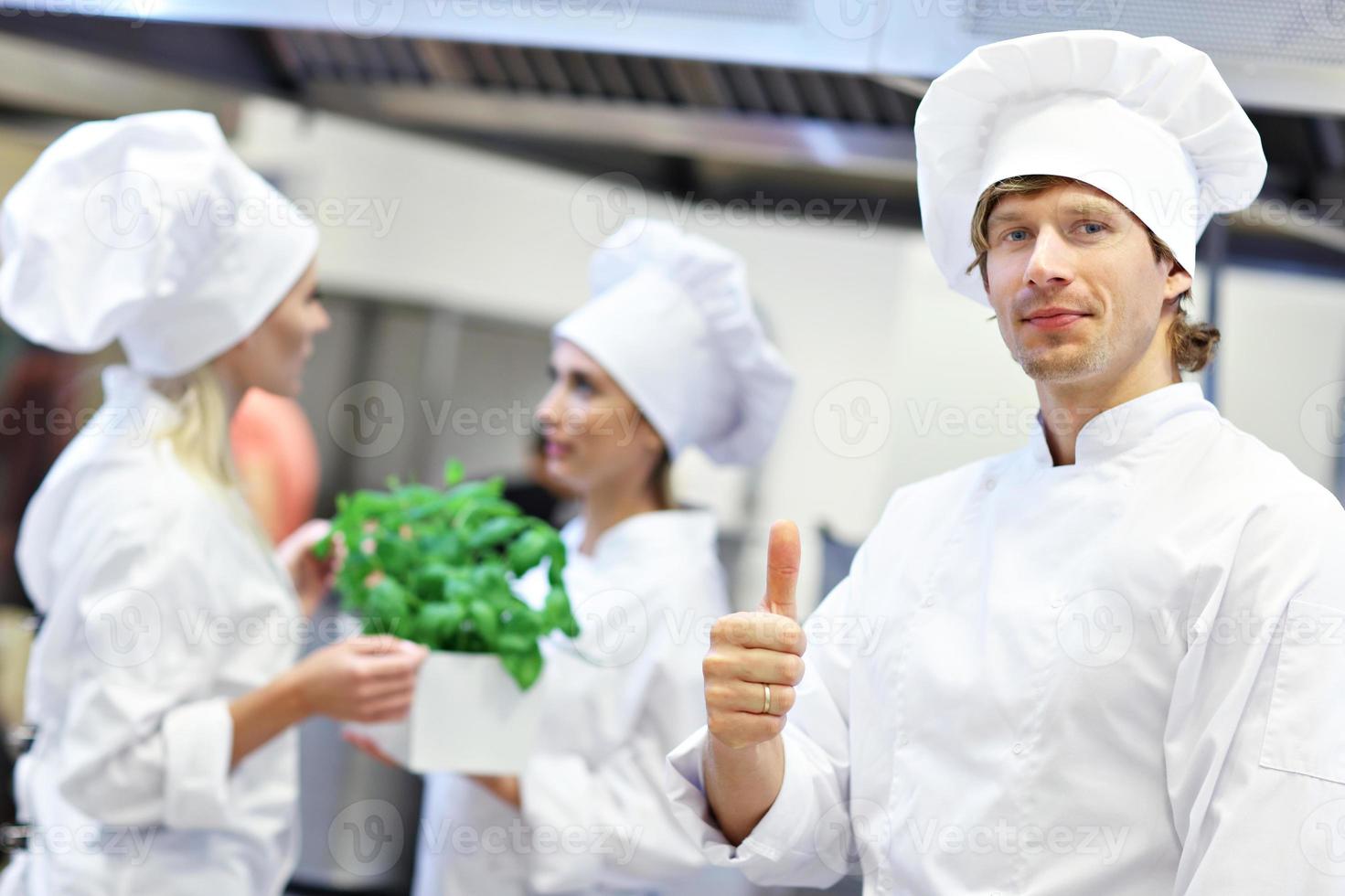 chefs ocupados trabajando en la cocina del restaurante foto