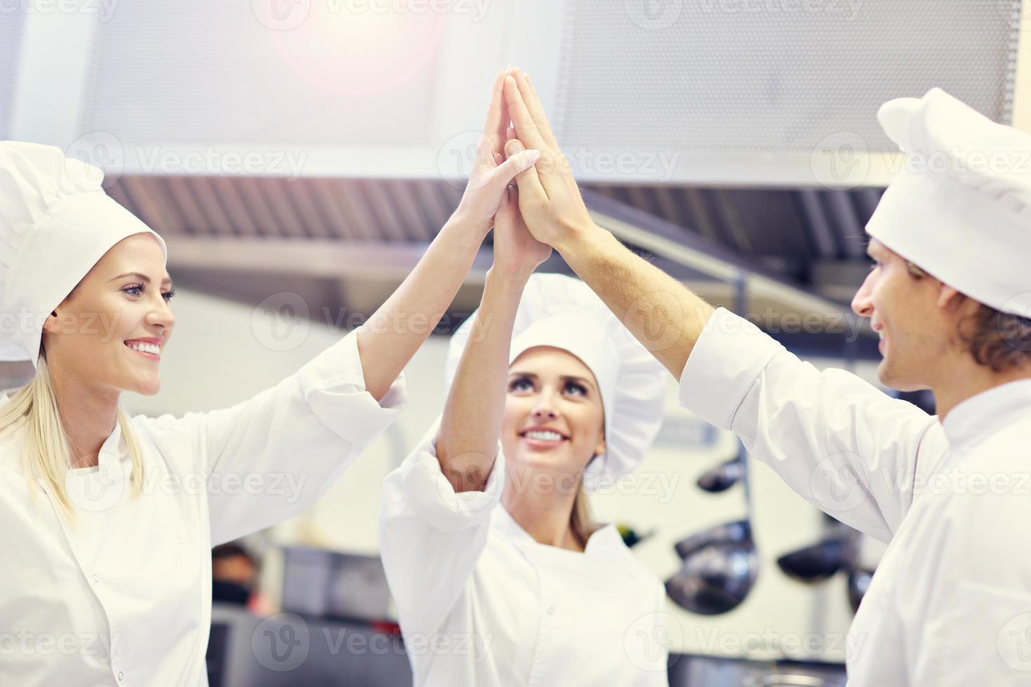 chefs ocupados trabajando en la cocina del restaurante foto