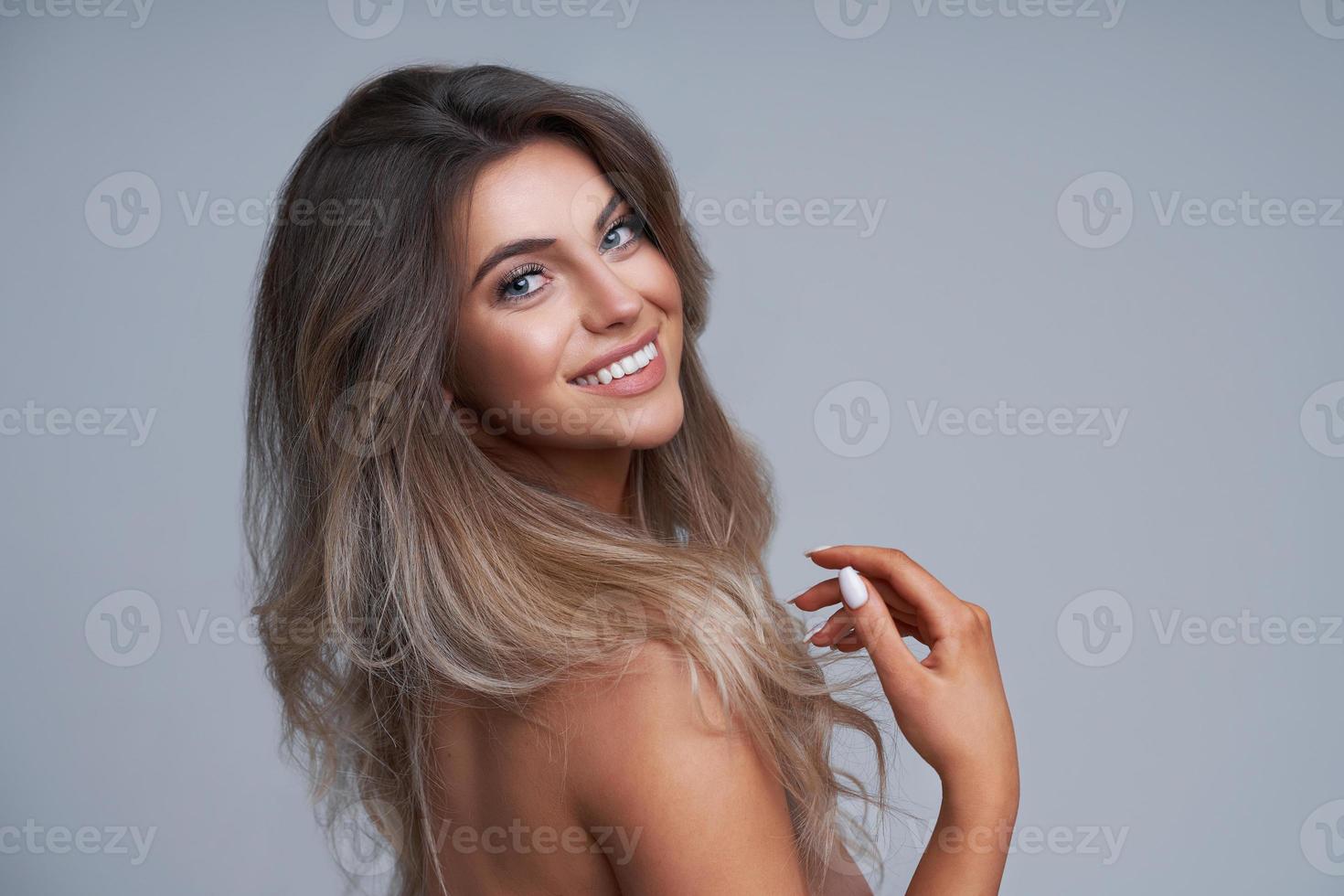 hermoso retrato de mujer adulta. tiro del estudio, aislado sobre fondo gris foto