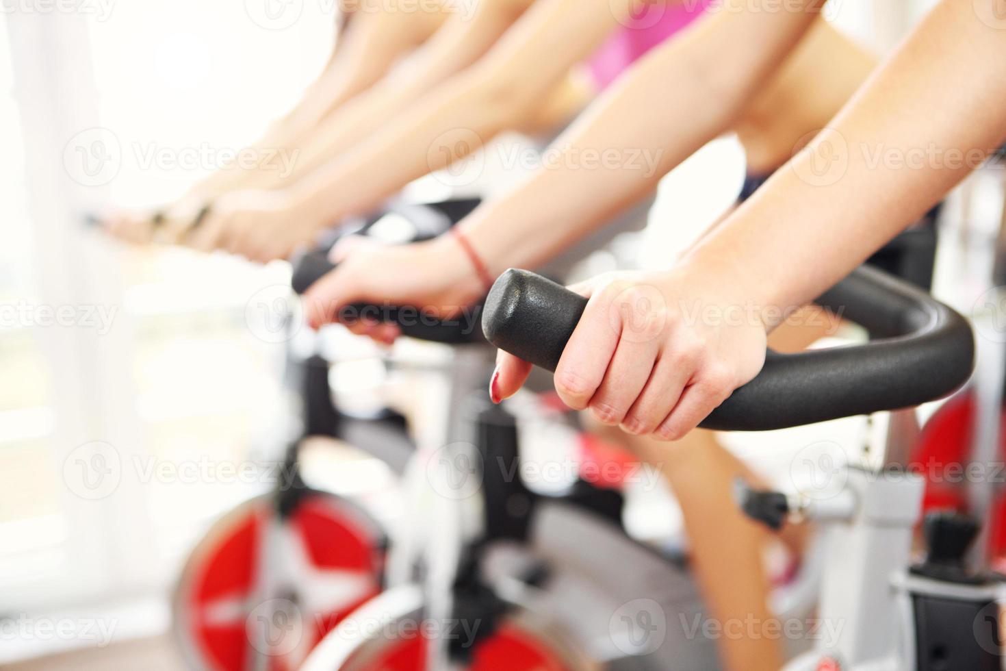 mujeres deportistas en clase de spinning foto