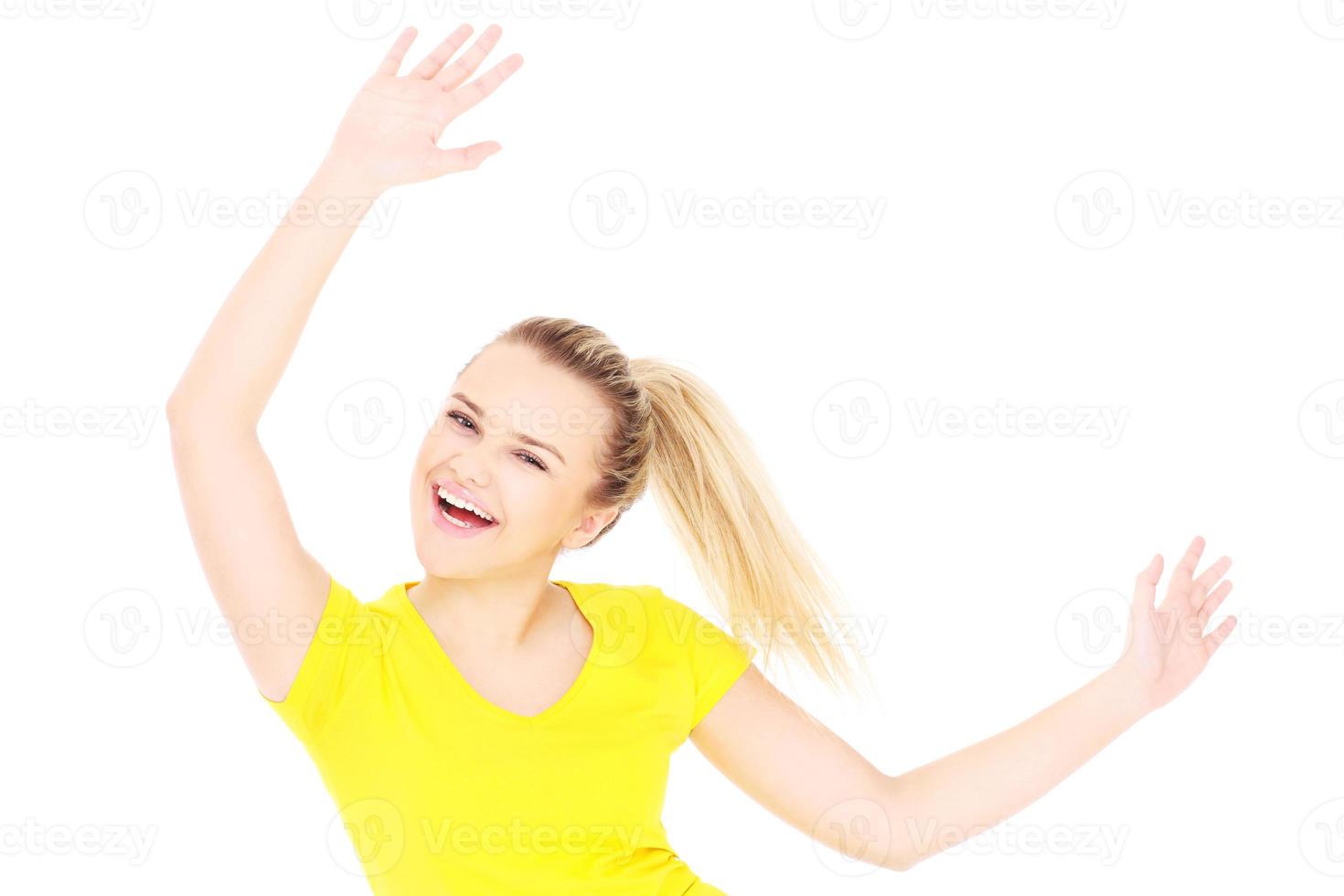 mujer feliz con una camiseta amarilla foto