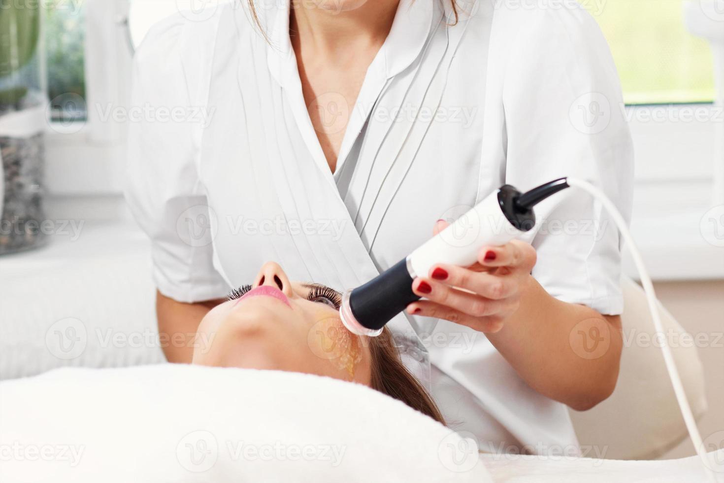 mujer con peeling facial en salón de belleza foto