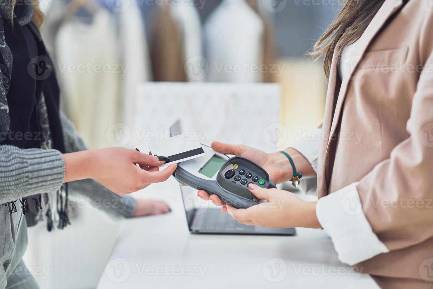 mujer vendedora y compradora en tienda de ropa foto