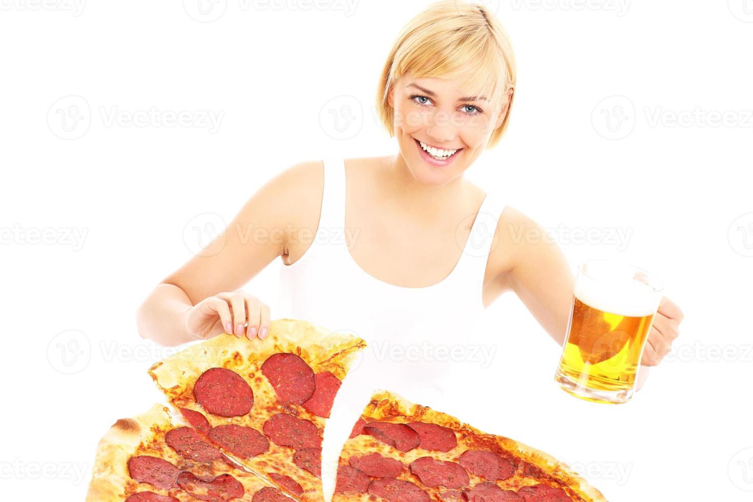 mujer con cerveza y pizza foto