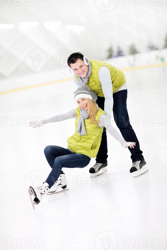 pareja feliz en la pista de hielo foto