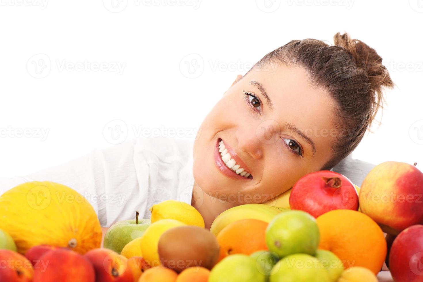 mujer feliz y frutas foto