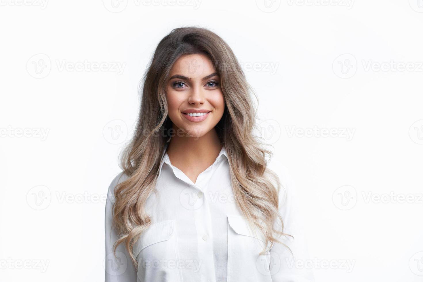 hermoso retrato de mujer adulta. Foto de estudio, aislado sobre fondo blanco.