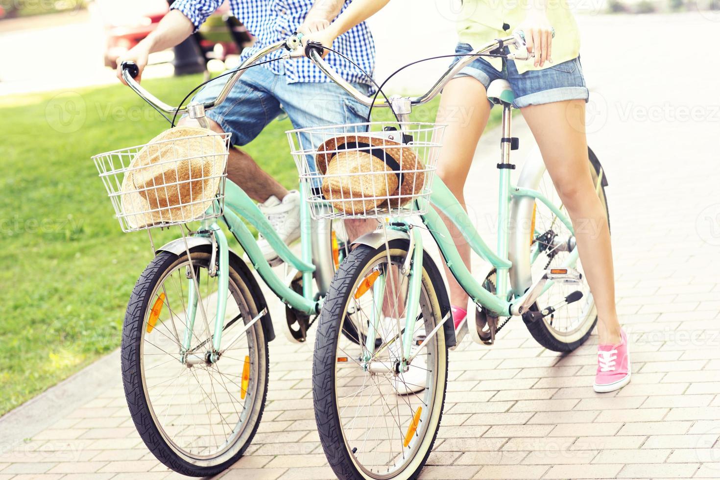pareja montando en bicicleta en el parque foto