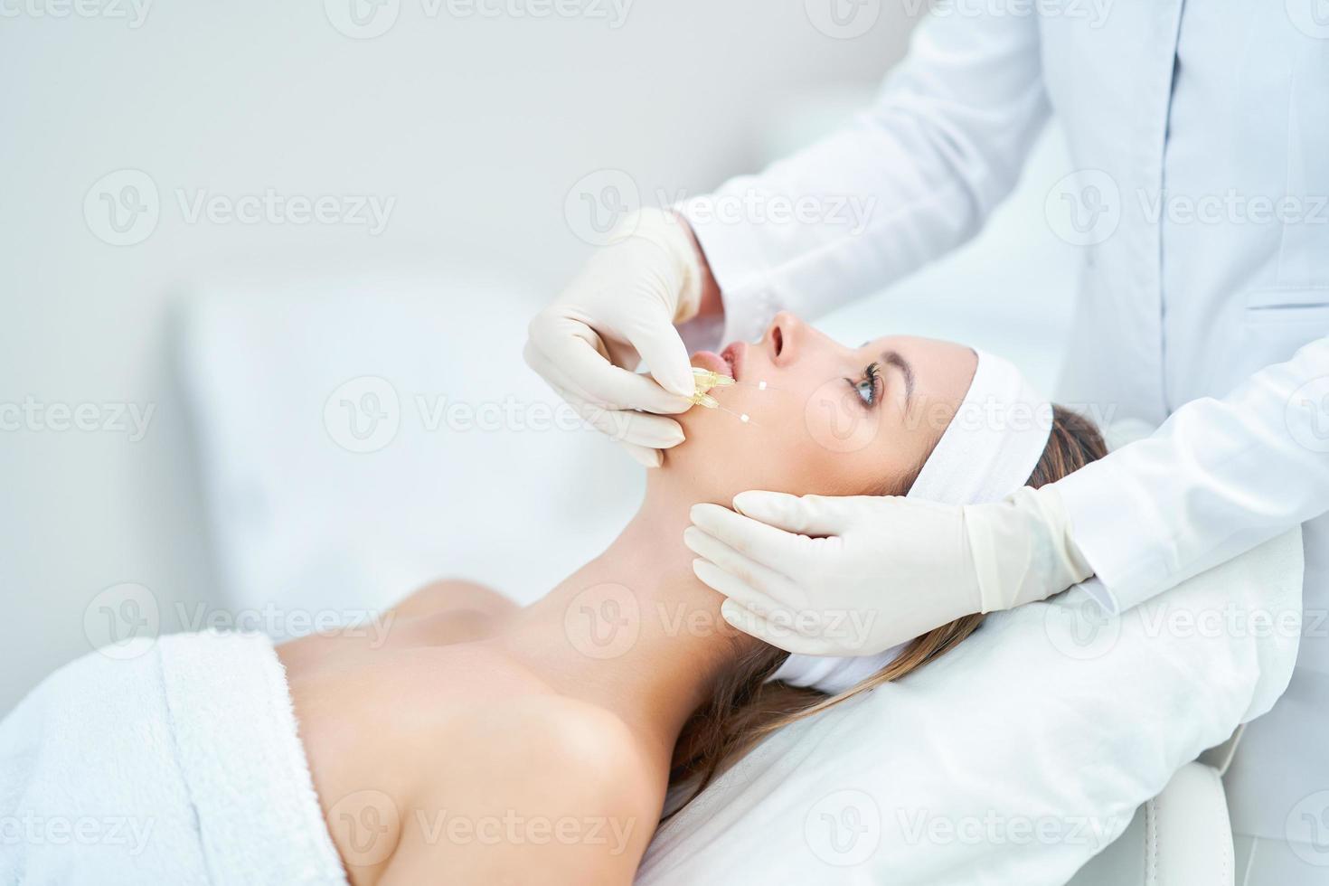 una escena de tratamientos de cosmetología médica inyección de botox. foto