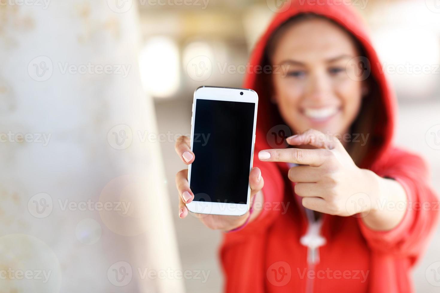 mujer con smartphone en la playa foto