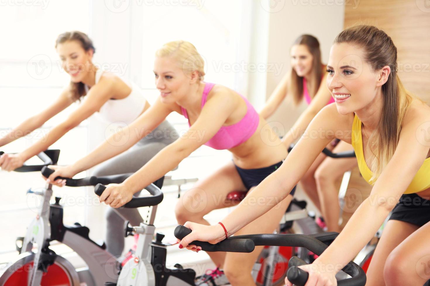 mujeres deportistas en clase de spinning foto