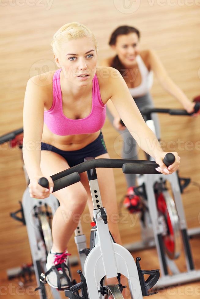 mujeres deportistas en clase de spinning foto