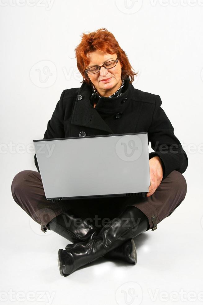 empresaria sentada con laptop foto