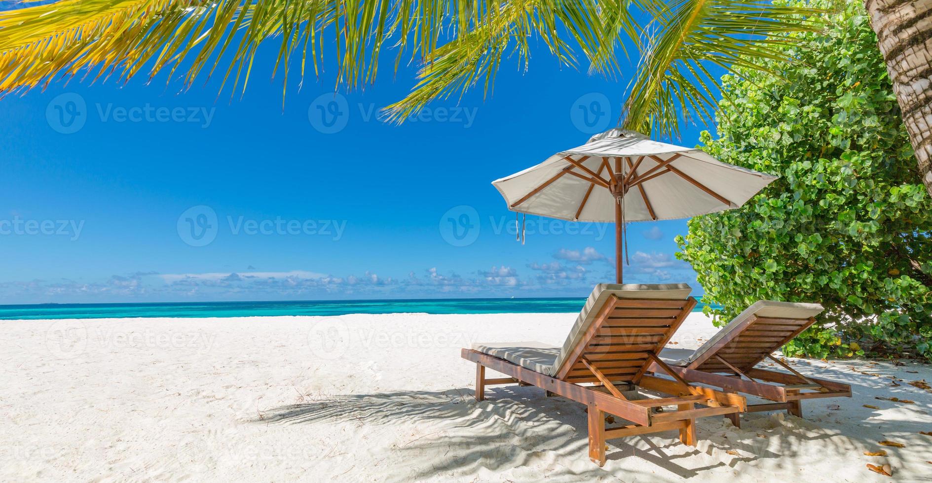 escena tranquila de la playa. paisaje panorámico de playa tropical para fondo o papel pintado, dos tumbonas con sombrilla. diseño del concepto de vacaciones de vacaciones de verano foto