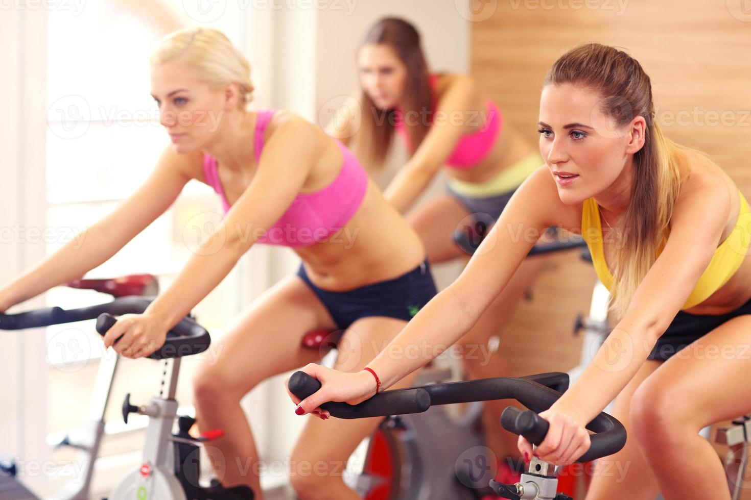 mujeres deportistas en clase de spinning foto