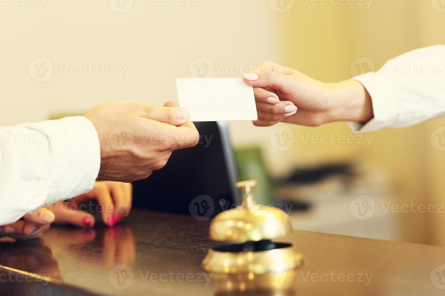 invitados recibiendo tarjeta llave en el hotel foto