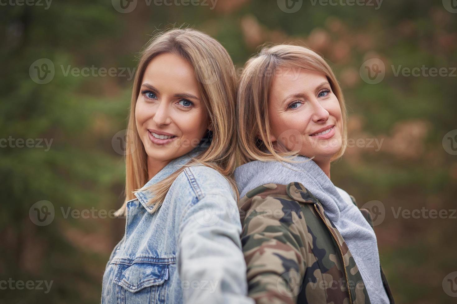 dos amigas o pareja lgnt en madera foto