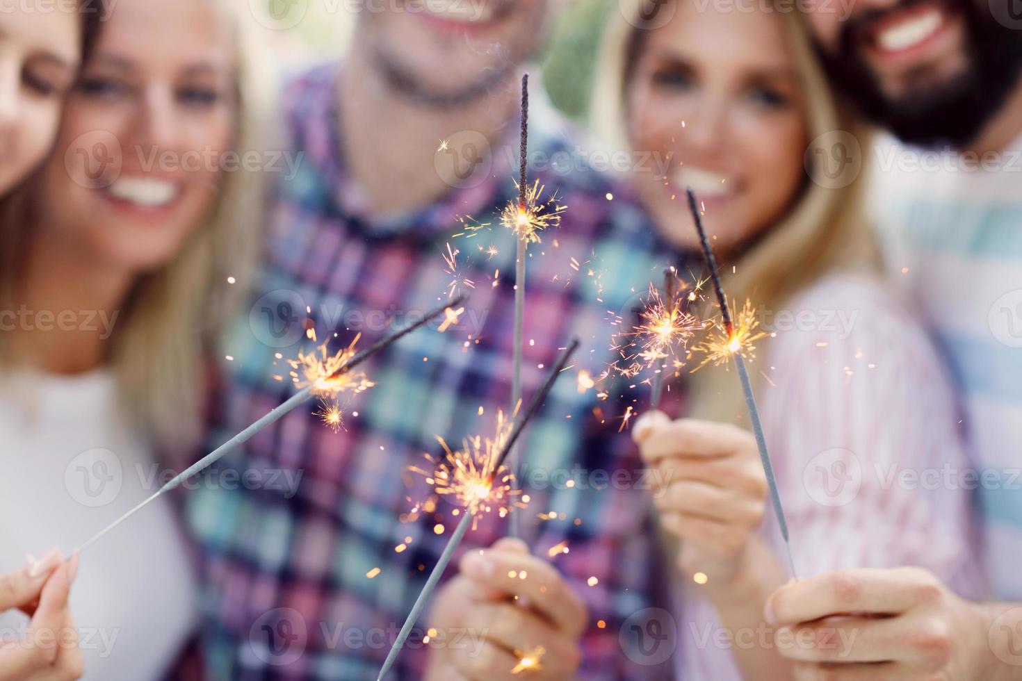 grupo de amigos divirtiéndose en la fiesta de cumpleaños foto