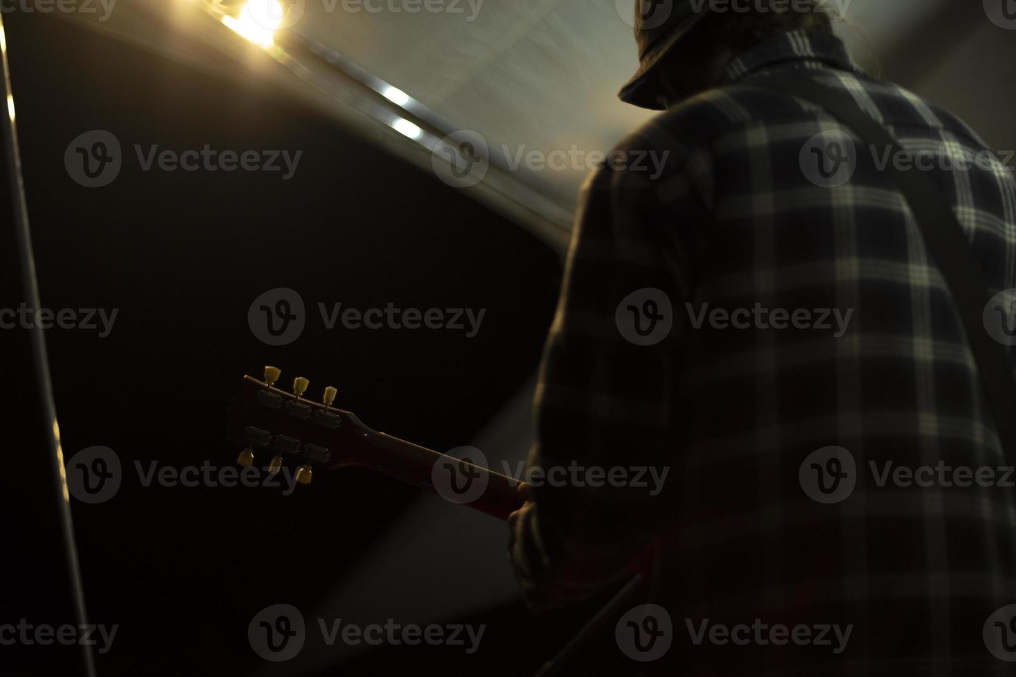 músico en el escenario. el guitarrista actúa en el festival. detalles del festival de música. foto