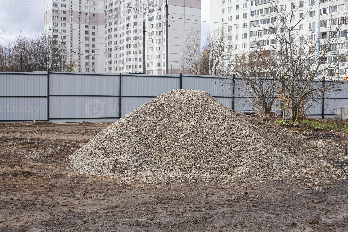 empezar a construir una casa. sitio de construcción para crear los cimientos del edificio. trabajo duro en un sitio de construcción. foto