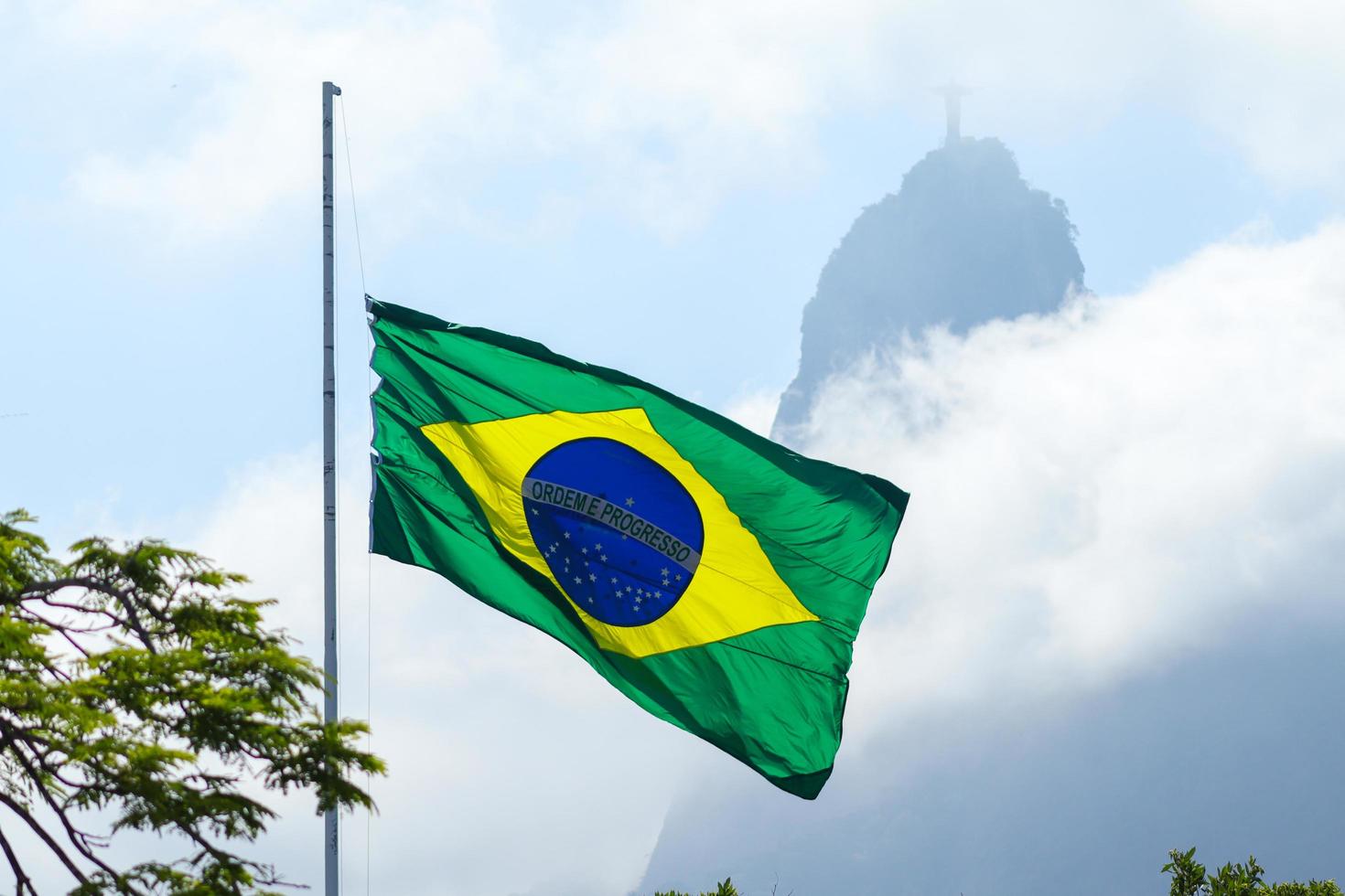 rio de janeiro, rj, brasil - 10 de diciembre de 2022 - bandera brasileña ondeando en el memorial del holocausto, inaugurado el 7 de diciembre de 2022 en pasmado belvedere, distrito de botafogo. foto