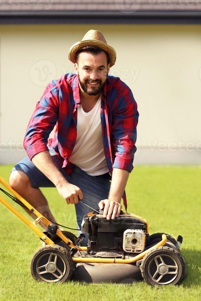 hombre cortando el pasto foto