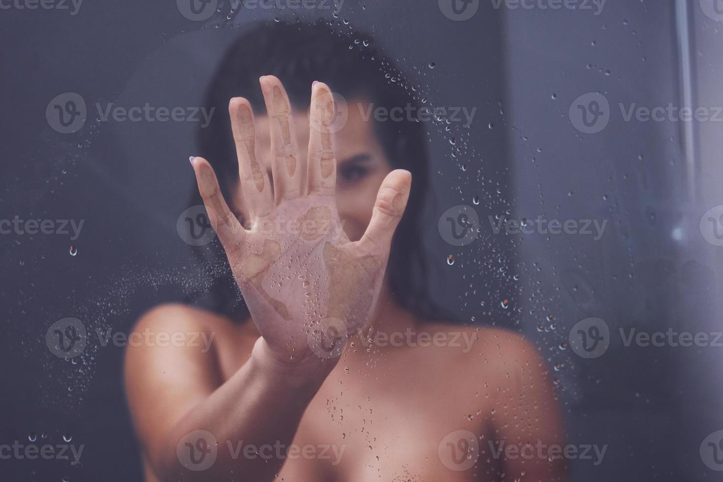 mujer adulta bajo la ducha en el baño foto