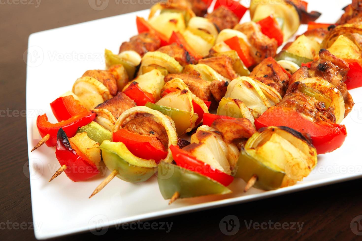 primer plano del plato de shish kebabs foto