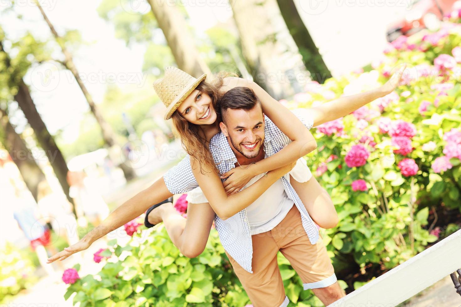 pareja romántica haciendo piggyback en el parque foto