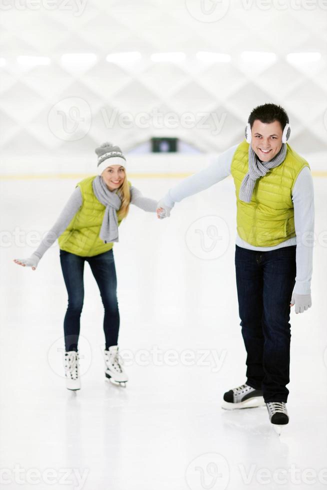 feliz pareja patinando sobre hielo foto