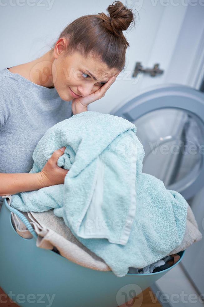 foto de mujer joven lavando ropa