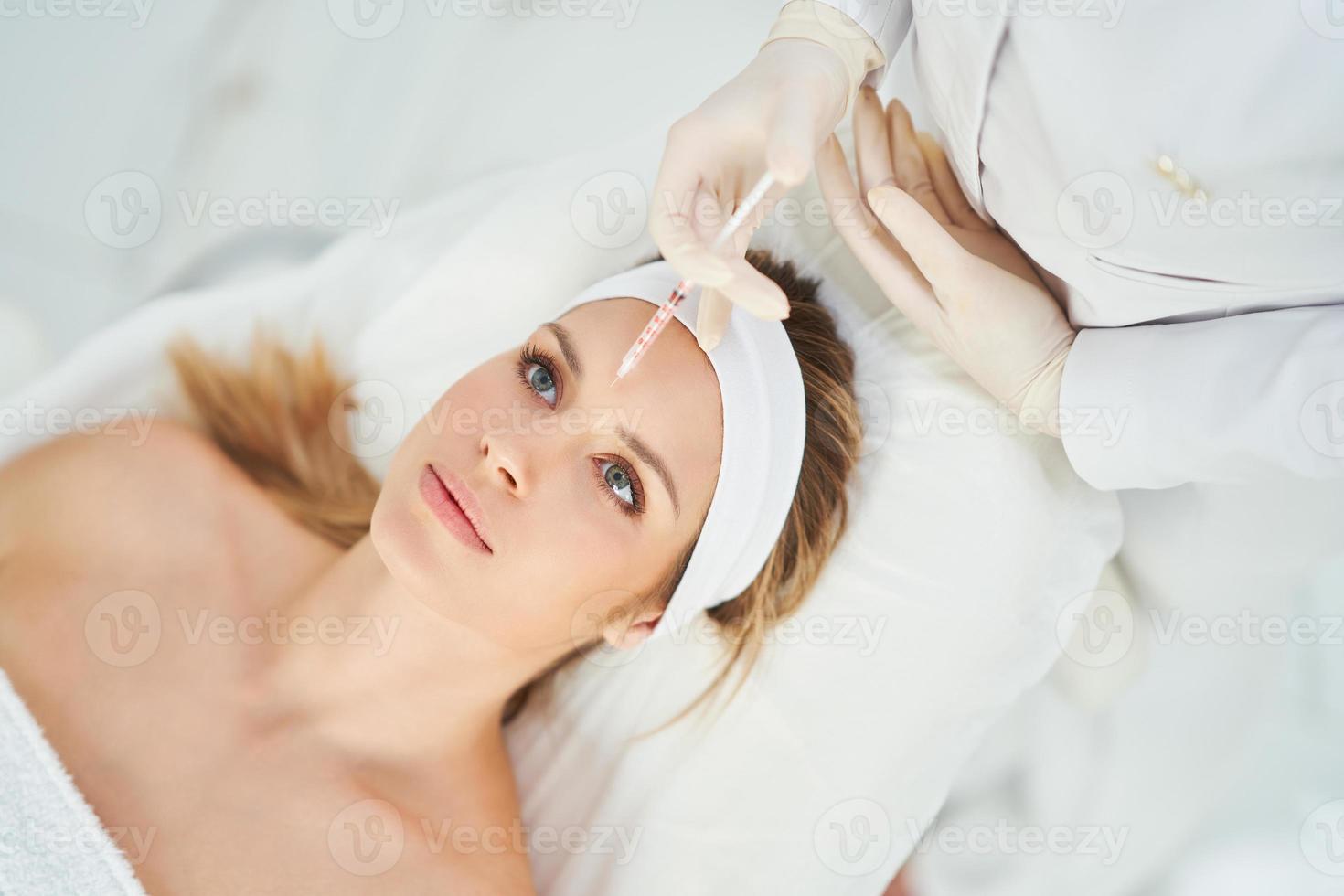 una escena de tratamientos de cosmetología médica inyección de botox. foto