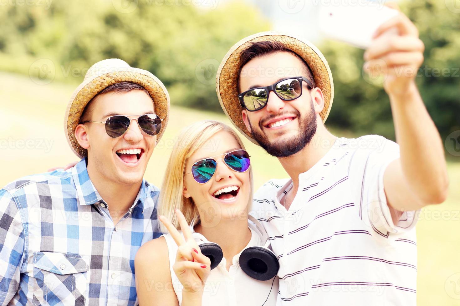 grupo de amigos tomando una foto en el parque