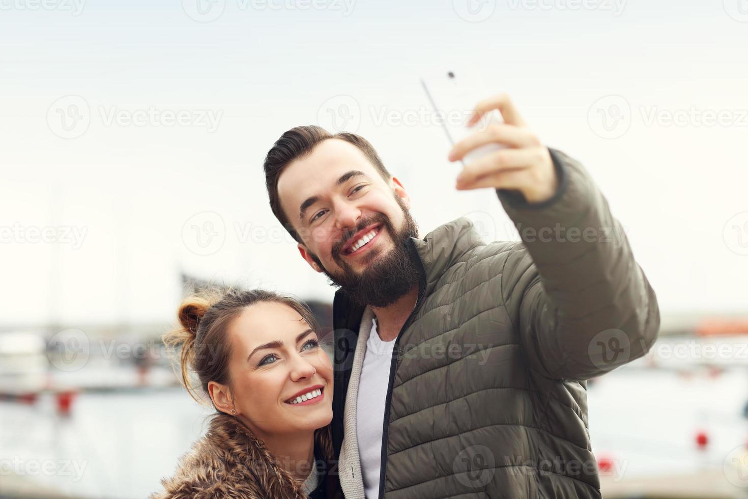 pareja joven tomando selfie foto