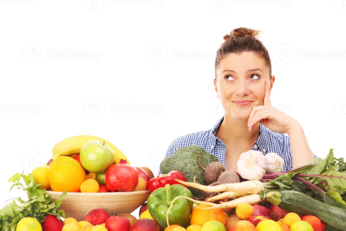 mujer feliz con verduras y frutas foto