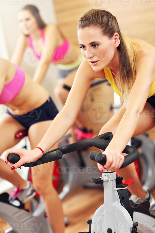 mujeres deportistas en clase de spinning foto