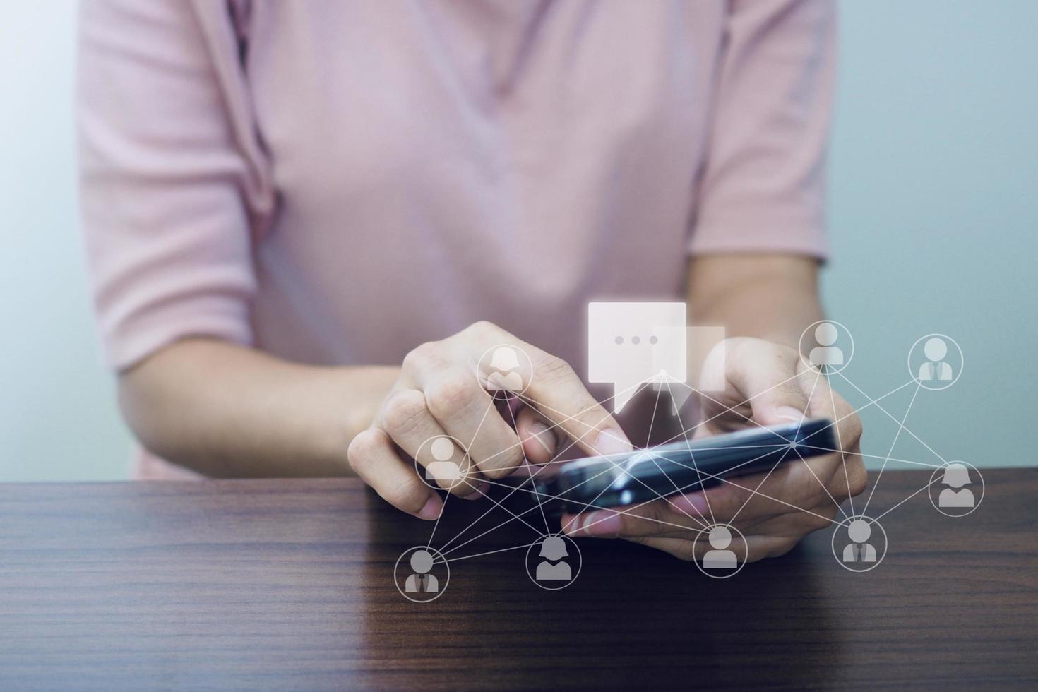 mujer escribiendo en el móvil, chat en vivo, chat para acceder a la transmisión web y la red social. concepto de reunión en línea. foto