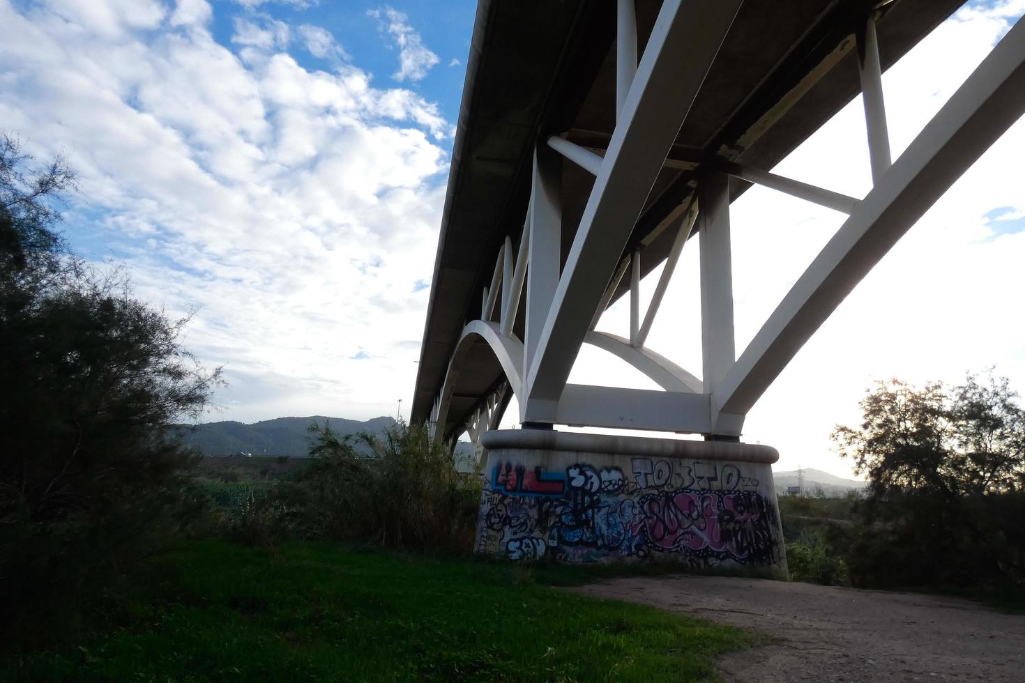 puente sobre el río llobregat, obra de ingeniería para el paso de coches, camiones y autobuses. foto