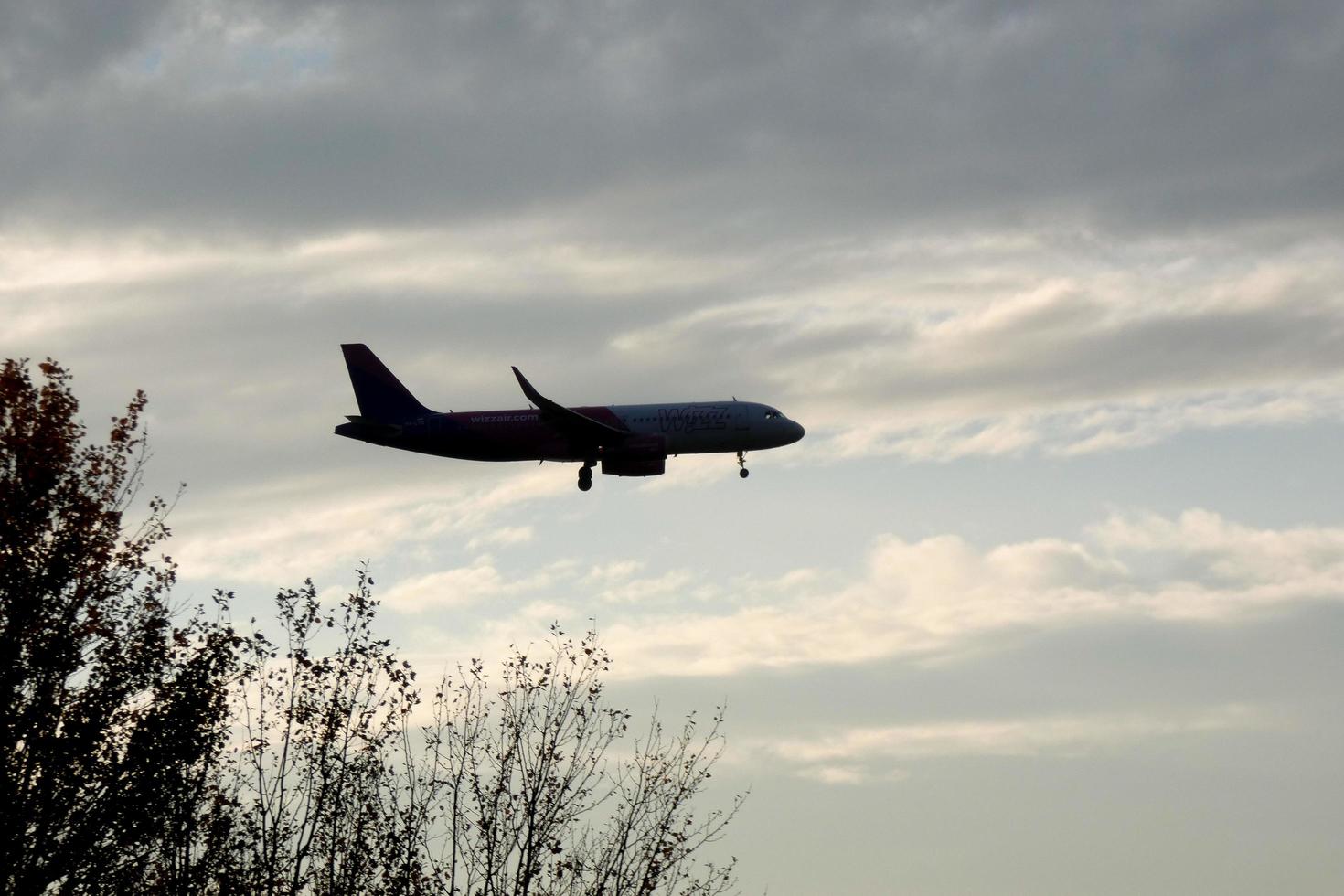 avión que despega o aterriza en un aeropuerto foto