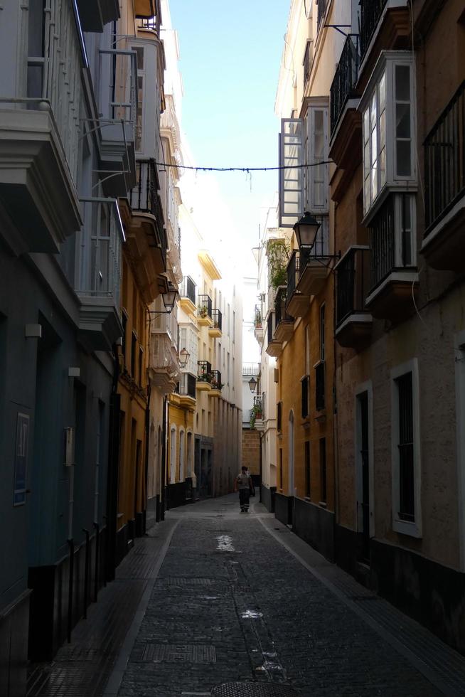 calles estrechas del casco antiguo de cádiz, sur de españa foto