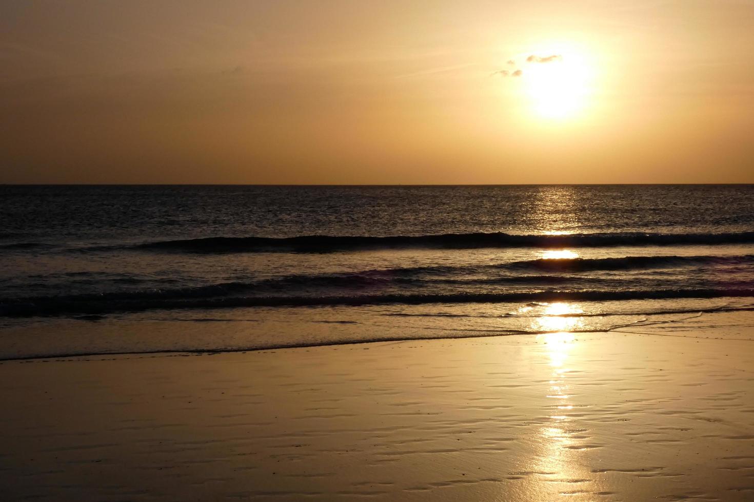 puesta de sol sobre el mar, puesta de sol en otoño en la playa de zahara de los atunes, cádiz, andalucia, españa foto