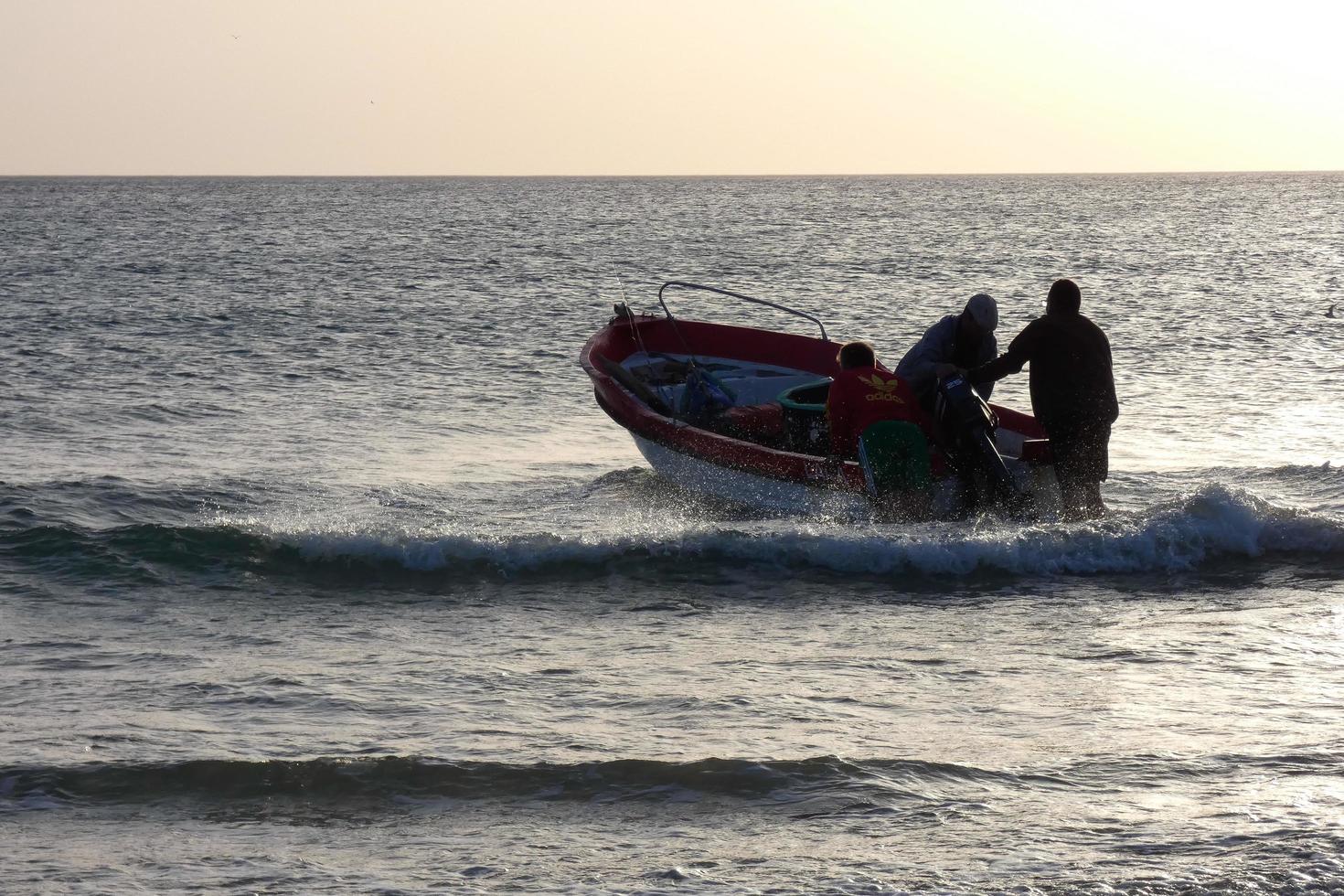 pesca de bajura, pesca artesanal cerca de la orilla foto