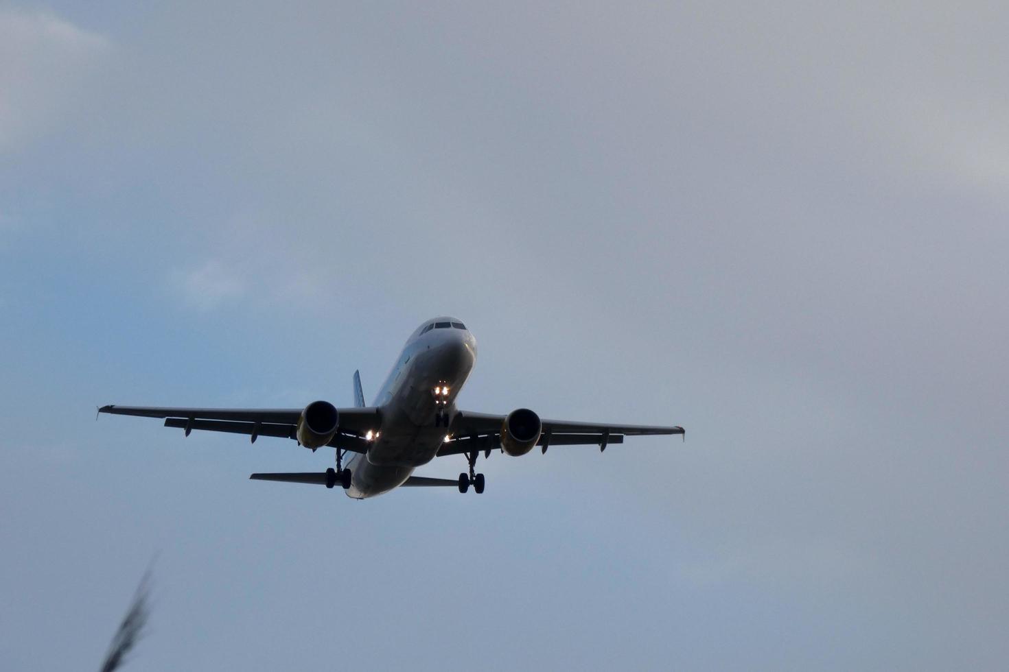 avión que despega o aterriza en un aeropuerto foto