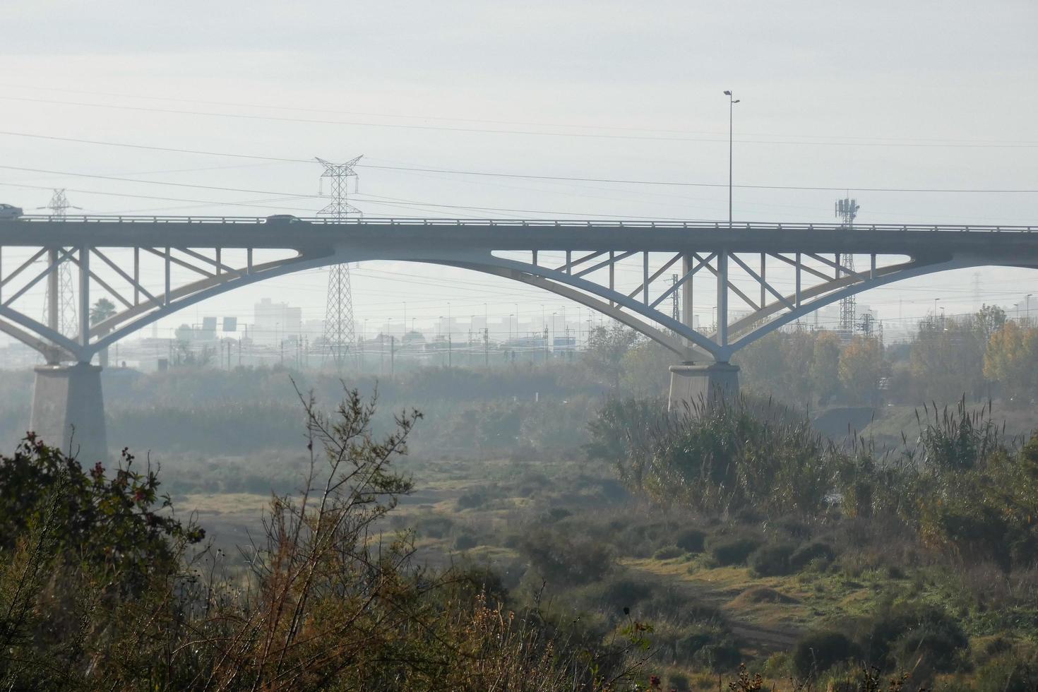 puente moderno que cruza un río, una hazaña de ingeniería foto