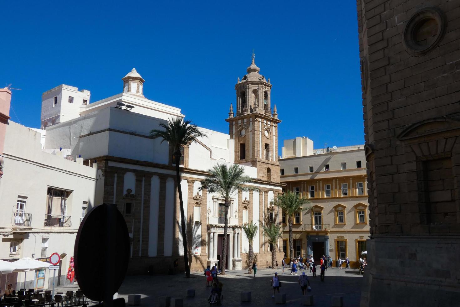 el centro urbano e histórico de cádiz, calles estrechas, monumentos e iglesias. foto