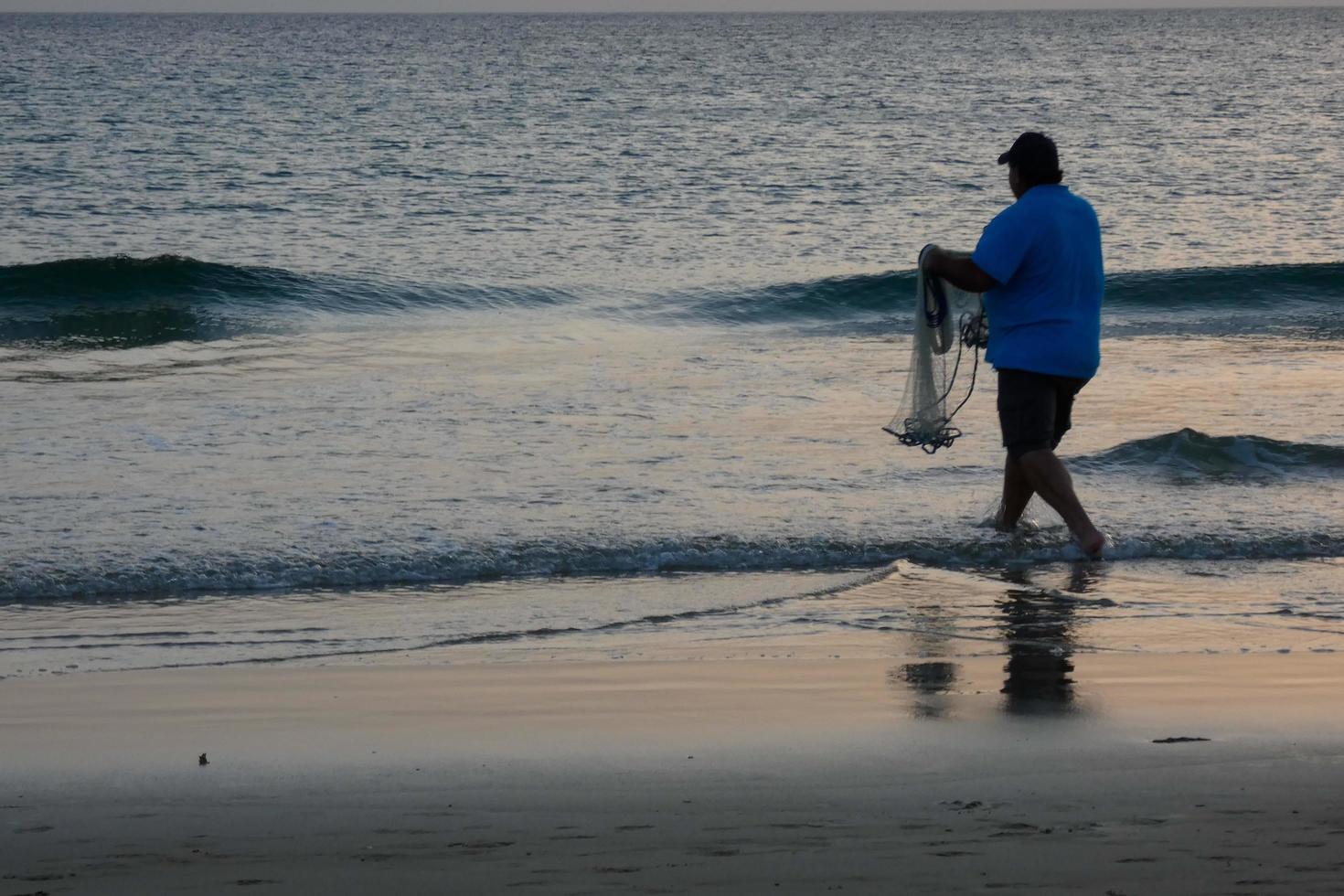 pesca en la orilla de la playa, pesca tradicional como afición foto