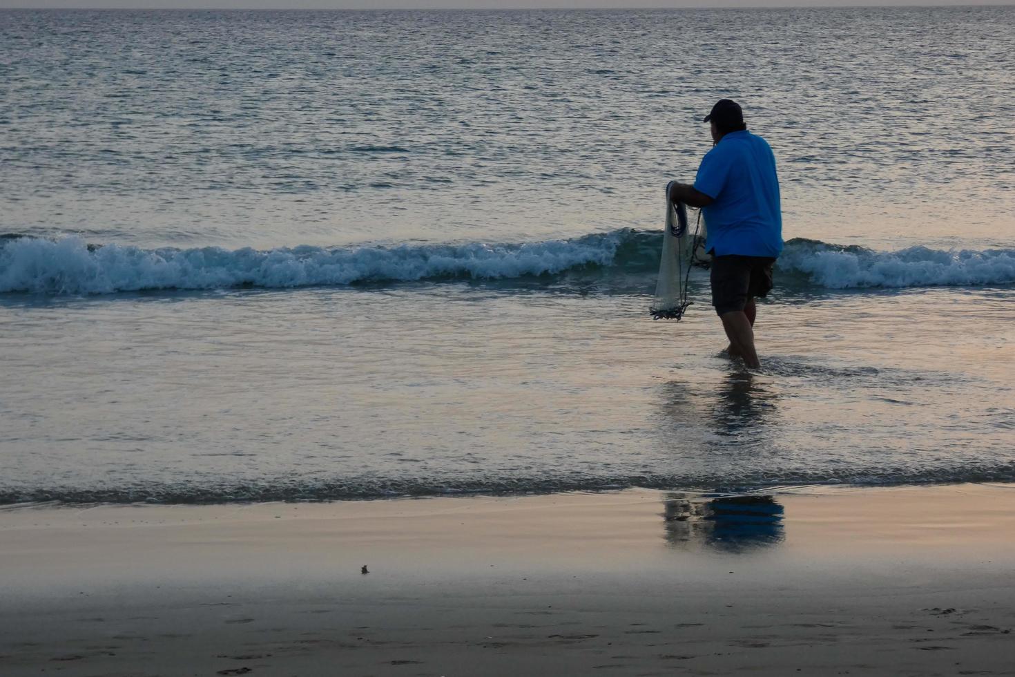 pesca en la orilla de la playa, pesca tradicional como afición foto