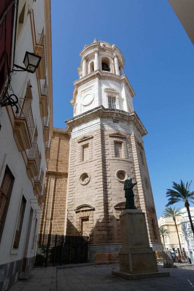 calles estrechas del casco antiguo de cádiz, sur de españa foto