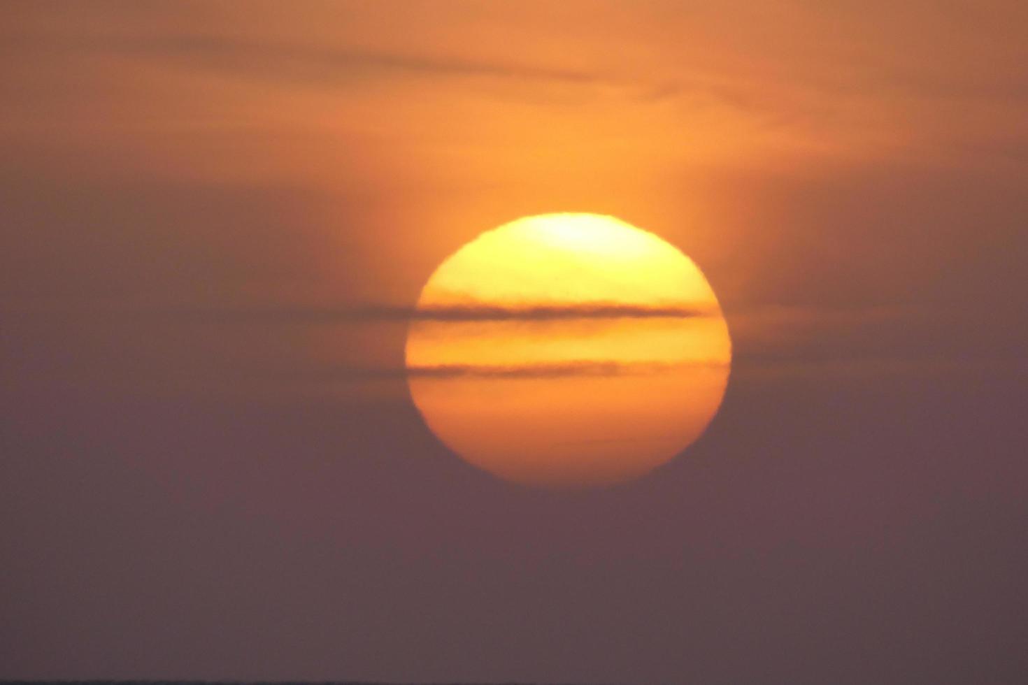 sol el sol, al atardecer al final del día, esencial para la vida del planeta foto